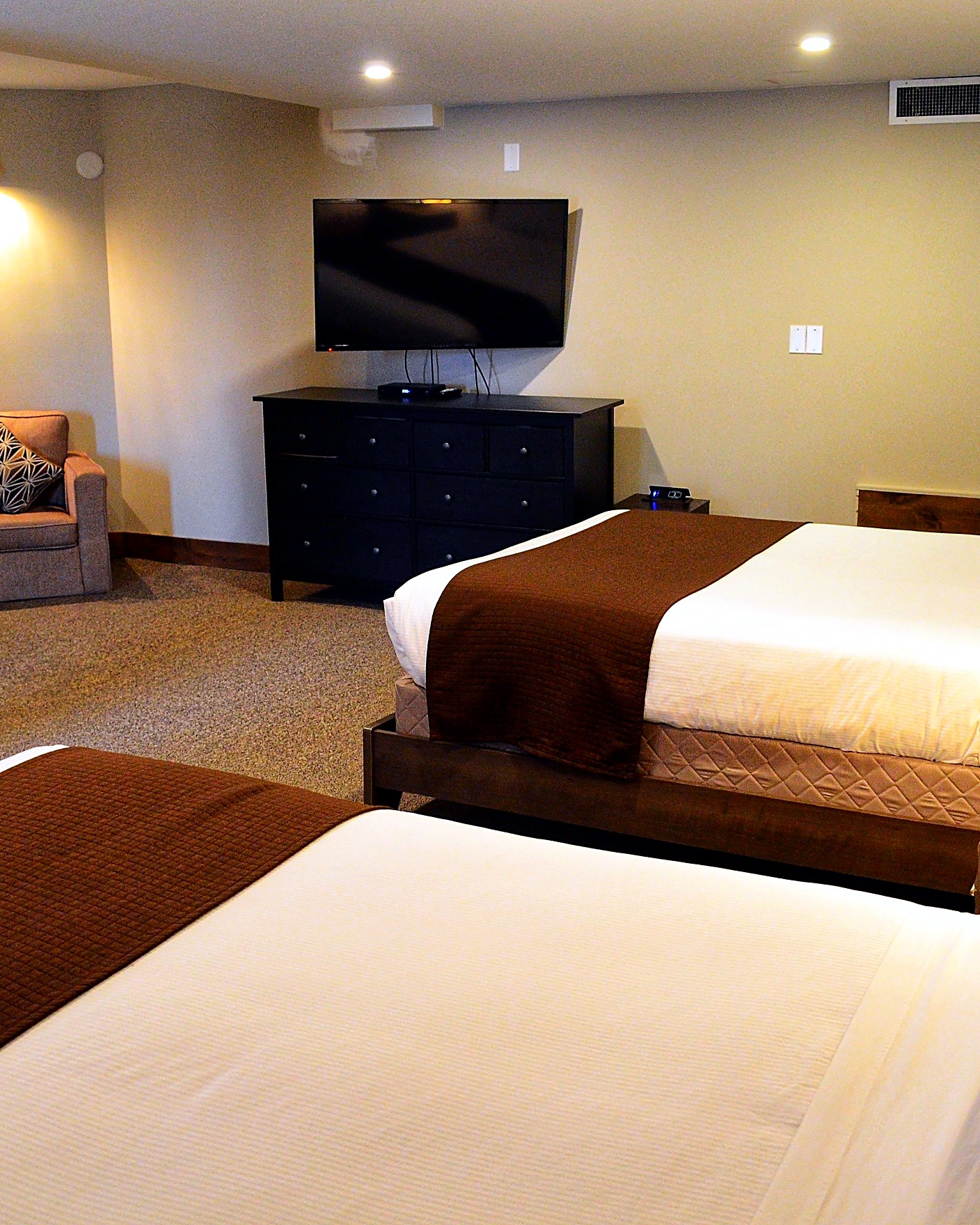Family bedroom with two beds at Radium Chalet
