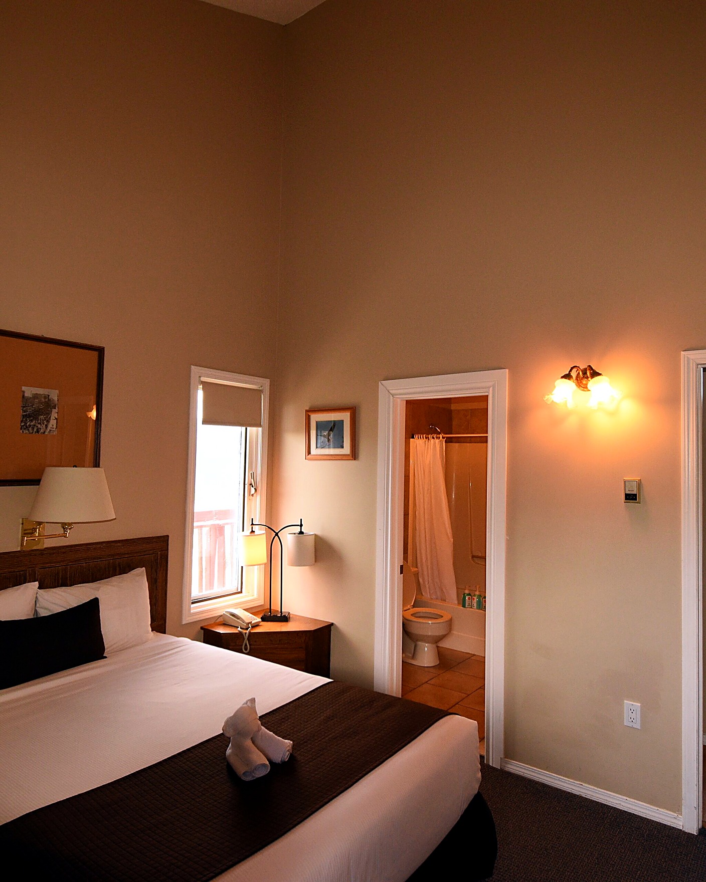 Main Floor Queen Suite at Radium Chalet
