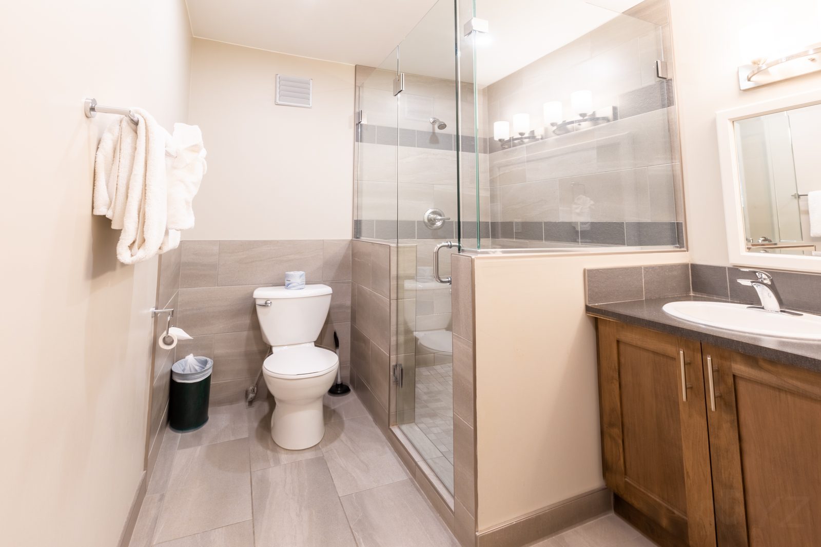 Main Floor Queen Suite bathroom