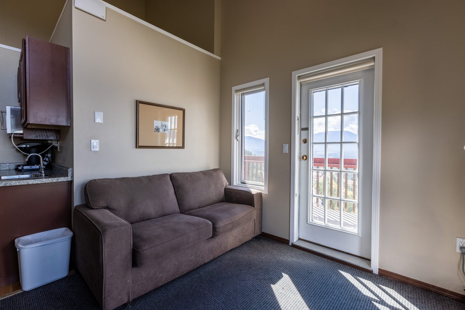 Second Floor Queen Suite living room with kitchenette